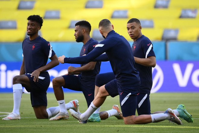 Francija je favorit eura. Kylian Mbappe (desno) in Karim Benzema pa sta del močnega napadalnega trojčka BMG, ki ga dopoljnuje še Antoine Griezmann. FOTO: Franck Fife/AFP