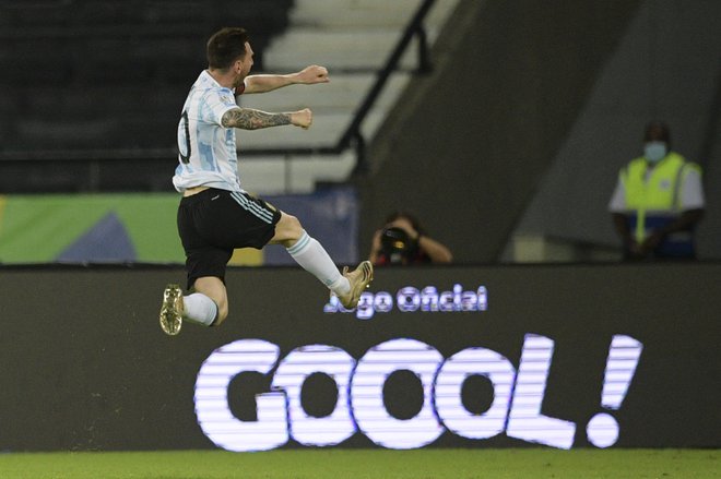 Lionel Messi se je veselil zadetka iz prostega strela. FOTO: Carl De Souza/AFP