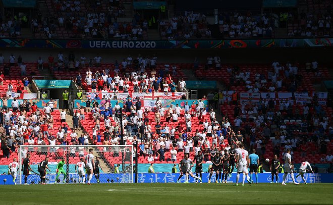 Wembley bo v finalu polovično in ne več četrtinsko zaseden. FOTO: Laurence Griffiths/Reuters