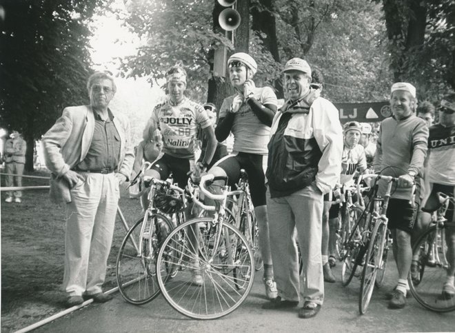 Maraton Franja, leta 1993. Bilo je še v Tacnu. Predsednik organizacijskega odbora Janez Winkler (levo) in tehnični vodja prireditve Zvone Zanoškar (desno, in jasno, s čepico), z nekdanjima poklicnima kolesarjema Valterjem Bončo in Primožem Čerinom (v sredini). FOTO:&nbsp;&nbsp;Zoran Vogrinčič/Delo