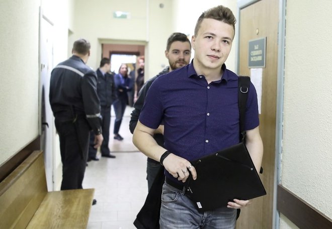Komaj 26-letni beloruski opozicijski politični aktivist in novinar Roman Protasevič je v središču svetovne pozornosti. FOTO: Reuters