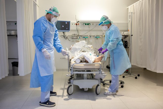 V bolnišnicah trenutno zdravijo 122 covidnih bolnikov, kar je najnižje število zasedenih postelj po 7. oktobru lani. FOTO: Voranc Vogel/Delo