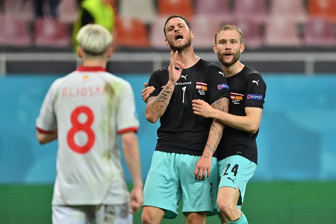 Marko Arnautović jezno gestikulira reprezentantu Severne Makedonije Ezgjanu Alioskemu.<strong> </strong>FOTO: Daniel Mihailescu/AFP