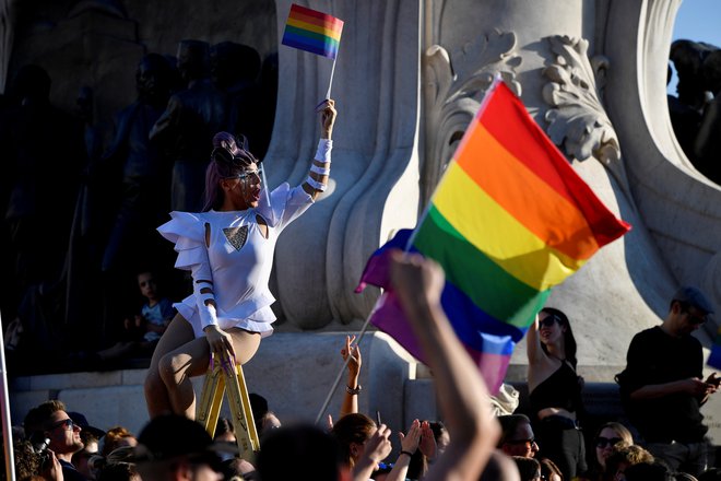 Zakon prepoveduje izobraževalne programe o istospolni usmerjenosti in oglaševanje na temo LGBT. FOTO: Marton Monus/Reuters