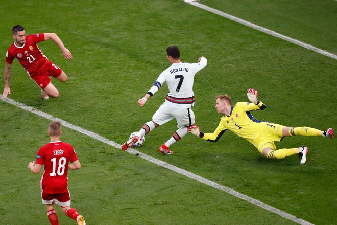 Cristiano Ronaldo je v Budimpešti zaokrožil zmago Portugalske s 3:0. FOTO: Laszlo Balogh/AFP