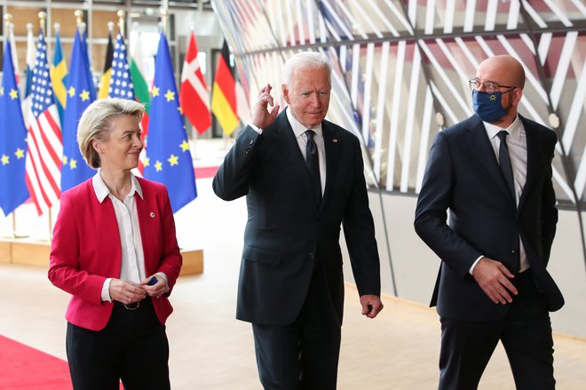 Predsednica evropske komisije Ursula von der Leyen in predsednik evropskega sveta Charles Michel na pogovorih z ameriškim predsednikom Joejem Bidnom v Bruslju. FOTO: Yves Herman/Reuters