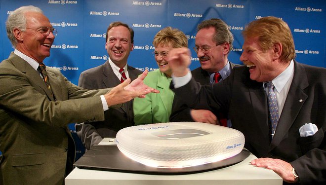 Nekdanja predsednika Bayerna in 1860 Münchna, Franz Beckenbauer in Karlheinz Wildmoser (desno), sta nazdravila, ko se je prižgala luč za skupno gradnjo Allianz Arene. FOTO: Michael Dalder/Reuters