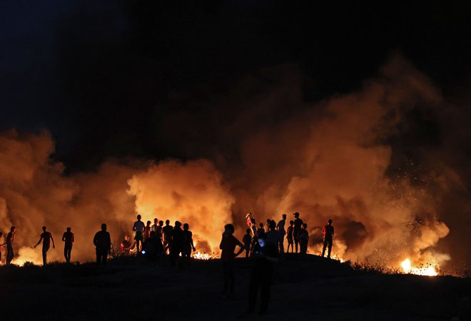 Palestinci so včeraj na meji Gaze in Izraela z zažiganjem pnevmatik demonstrirali proti izraelskemu proslavljanju obletnice zasedbe Vzhodnega Jeruzalema leta 1967. FOTO: Mahmud Hams/AFP