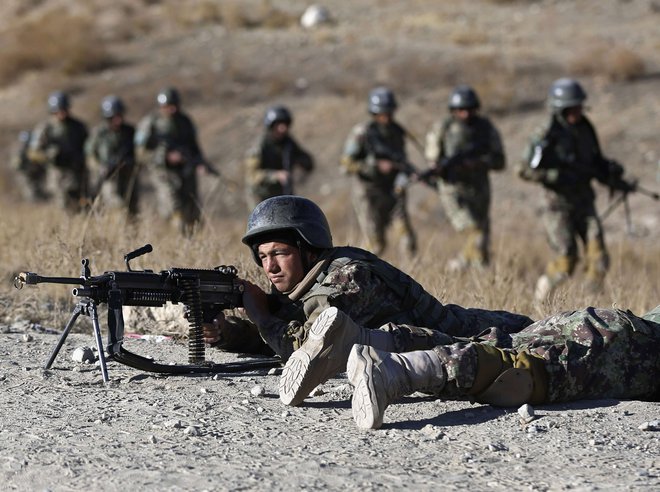 Afganistanska vojska se je po umiku ameriške še sama umaknila iz številnih obočji, ki so jih nato brez boja prevzeli talibi. FOTO: Omar Sobhani/Reuters