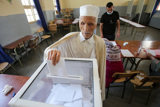 Volitve v Alžiriji. FOTO: Ramzi Boudina/Reuters