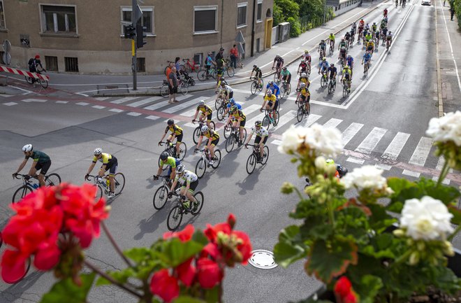 Že takoj v Ljubljani je letelo, hitrost je bila do Vrhnike povprečno 42 kilometrov na uro. FOTO: Matej Družnik/Delo
