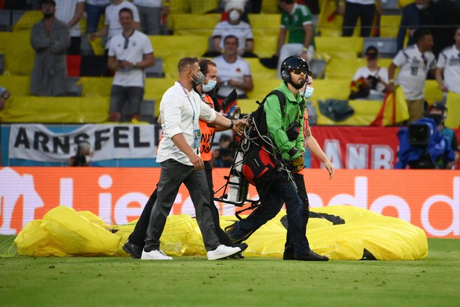 Padalcu so v Münchnu nudili zdravniško pomoč. FOTO: Franck Fife/AFP