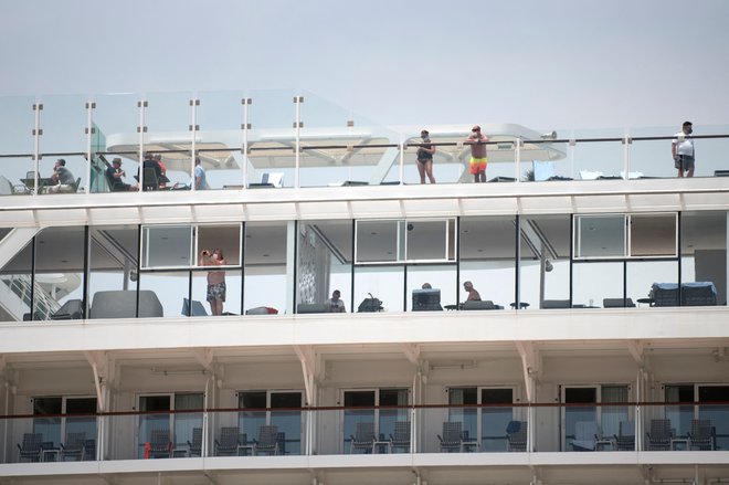 Potniki na križarkah so v teh časih precej bolj omejeni, z ladij gredo lahko večinoma le v organiziranih skupinah. FOTO Jorge Guerrero/AFP