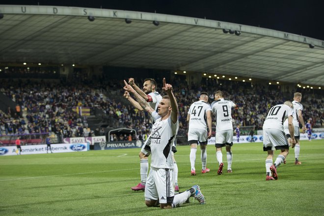 Muraši so svoj prvi naslov prvaka osvojili v dramatičnem zadnjem krogu, ko so premagali do tedaj vodilni Maribor. FOTO: Jure Eržen/Delo