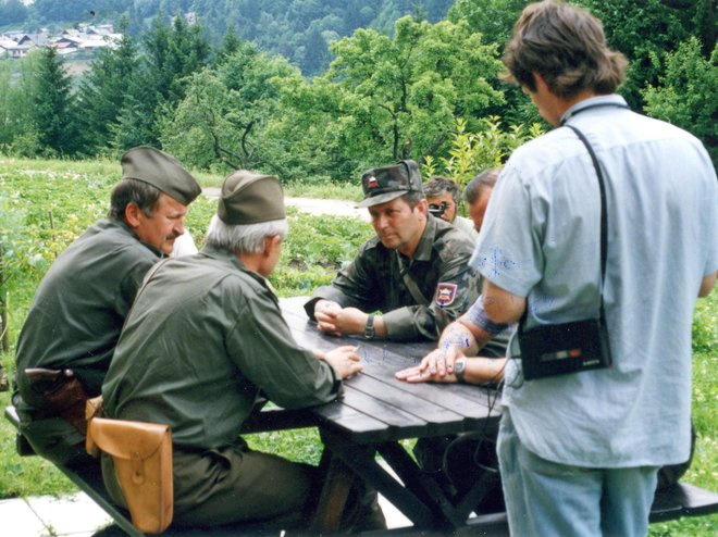Pogajanja med predstavniki Teritorialne obrambe in Jugoslovanske ljudske armade je spremljal tudi poročevalec Koroškega radia Slavko Sušec. Fotografiji Miroslav Garb
