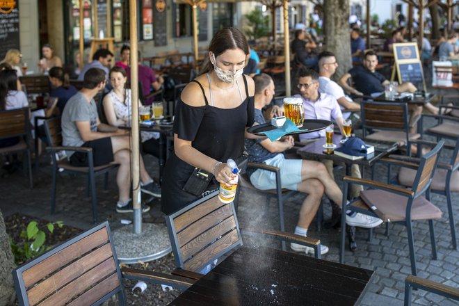 Vsak prebivalec Slovenije bo prejel 120 evrov. FOTO: Voranc Vogel/Delo