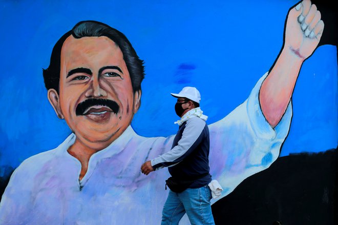 Avtokratski nikaragovski predsednik Daniel Ortega ne dovoli, da bi ga kdorkoli oviral na poti do še ene volilne zmage. FOTO: Oswaldo Rivas/Reuters