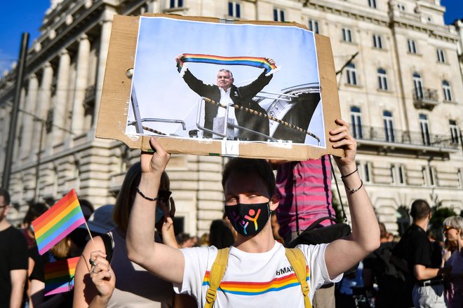 Protestniki so nosili tudi plakate, na katerih Viktor Orban dviga mavrični šal. FOTO: Gergely Besenyei/AFP