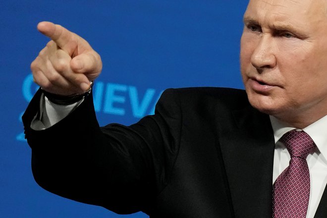 Ruski predsednik Vladimir Putin je priredil ločeno predstavitev mnenja o srečanju z ameriškim kolegom Joejem Bidnom. FOTO: Reuters