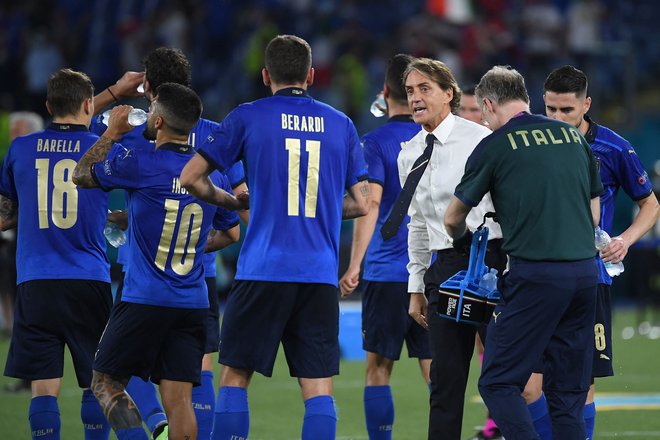 Roberto Mancini imenitno vodi svoje nogometaše. FOTO: Ettore Ferrari/AFP