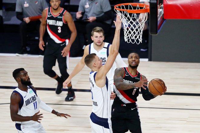 Damian Lillard (z žogo) prodira pod koš na tekmi z Dallasom Luke Dončića (v ozadju). FOTO: Kim Klement/Usa Today Sports