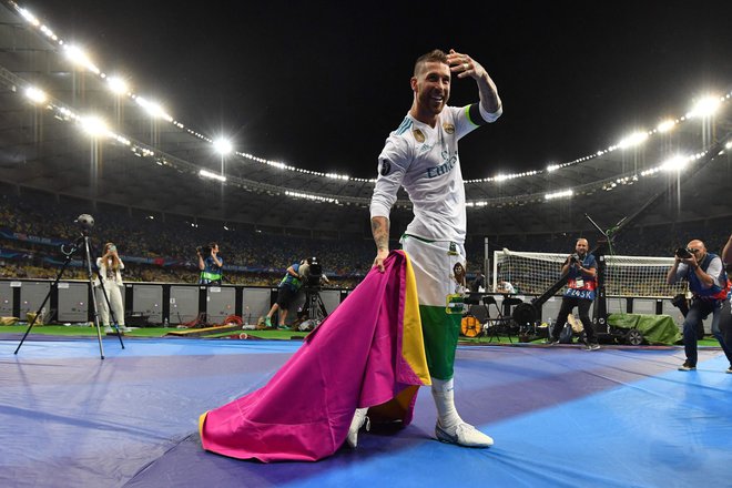 Največje uspehe je Sergio Ramos znal &raquo;začiniti&laquo;&nbsp;tudi s kakšnim andaluzijskim vložkom. Po osvojitvi zadnjega naslova v ligi prvakov v Kijevu se je predstavil kot bikoborec.&nbsp;FOTO: Genja Savilov/AFP