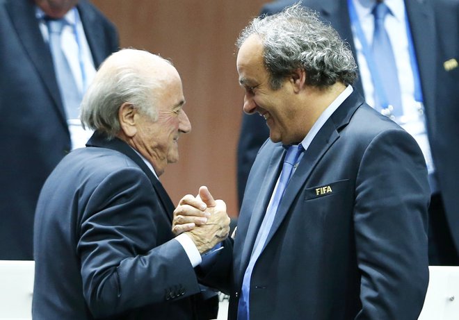 Nekdanji prvi mož Fife Sepp Blatter in nekdanji šef Uefe Michel Platini sta sklenila &raquo;ustni dogovor&laquo; o plačilu za opravljeno delo. FOTO: Arnd Wiegmann/Reuters