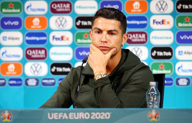 Cristiano Ronaldo je z novinarji govoril pred mikrofonom, ob katerem je stala le plastenka vode. FOTO: Reuters