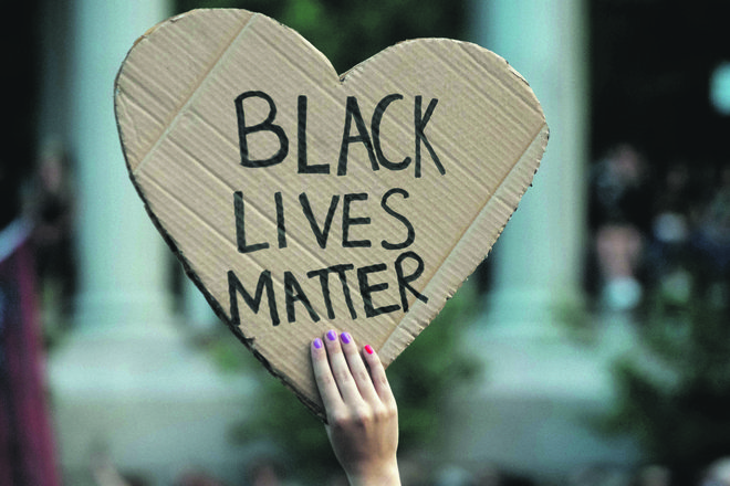 V ZDA je tisto, kar naj bi se po smrti temnopoltega Georgea Floyda med policijsko aretacijo prelevilo v vsesplošno poletje ljubezni, postalo politično gibanje za priznavanje etničnih, spolnih in drugih identitet. FOTO: Jason Connolly/AFP