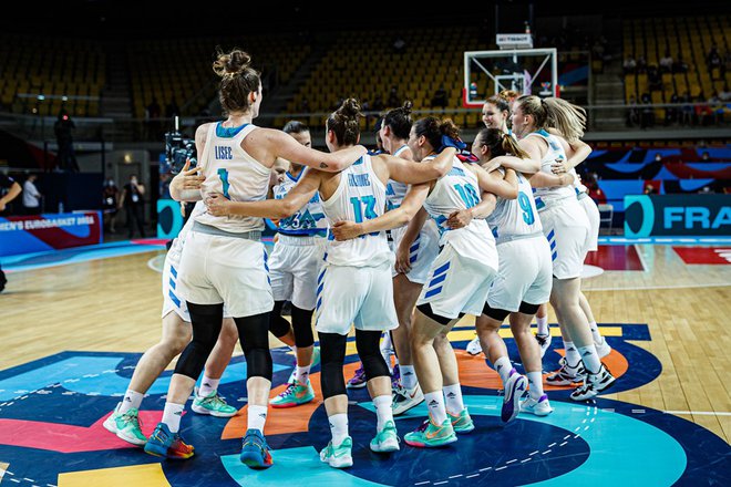 Veselje slovenskih košarkaric po gladki zmagi proti Turčiji. FOTO: FIBA