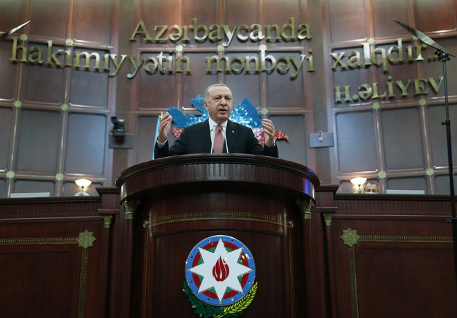 Erdoğanov slavnostni govor v azerbajdžanskem parlamentu so dvajsetkrat prekinile bučne ovacije. FOTO: Murat Cetinmuhurdar/Reuters