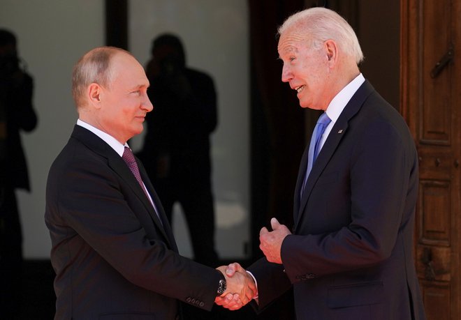 Joe Biden je najstarejši predsed&shy;nik v Beli hiši, Vladimir Putin pa je po dolžini vladanja na 14. mestu. FOTO: Kevin Lamarque/Reuters