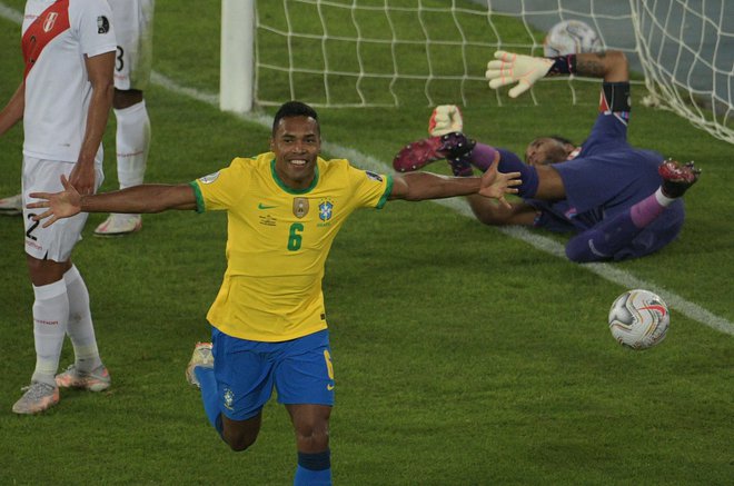 Alex Sandro (na fotografiji) proslavlja po zadetku v prvem polčasu. FOTO: Carl De Souza/AFP