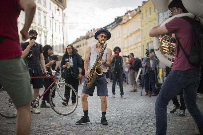 Vrvež in poletno razpoloženje v Ljubljani soustvarjajo tudi poulični glasbeniki. Po lanskem letu, ko jih je bilo manj, zdaj spet v večjem številu polnijo ulice s svojimi melodijami. FOTO: Jure Eržen/Delo