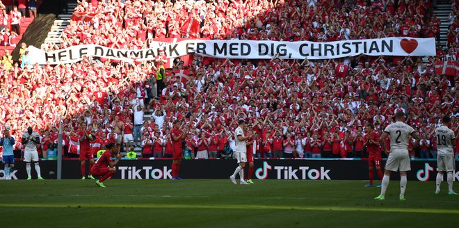 Danski navijači še naprej stiskajo pesti za Christiana Eriksena. FOTO: Stuart Franklin/Reuters