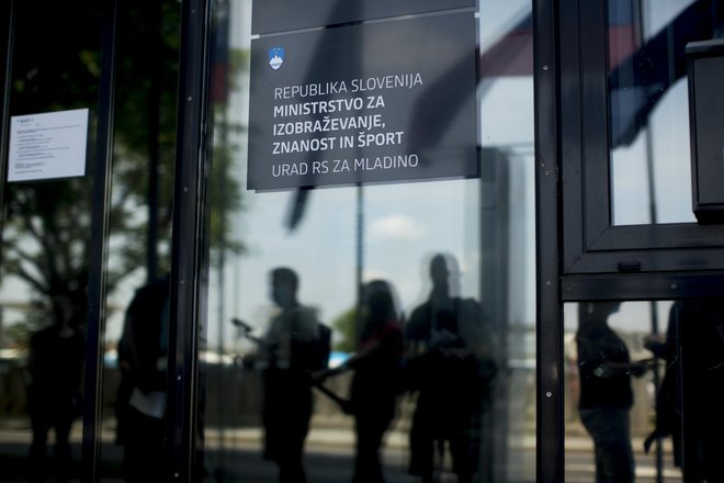 Zaradi zapostavljenosti študentov je samoorganizirana študnetska inicitaiva ministrstvu predstavila svoje zahteve in predloge. FOTO: Jure Eržen/Delo