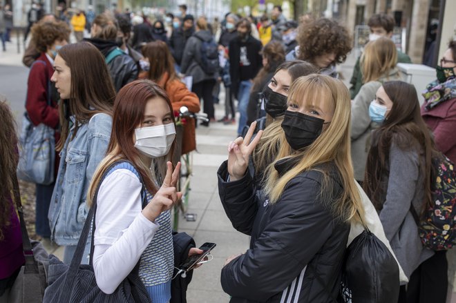 Omenjena dijakinja se je morala pred sodnikom za prekrške zglasiti 19. maja, ta pa ji je svojo odločitev sporočil ta teden v pisni obliki. FOTO: Voranc Vogel/Delo