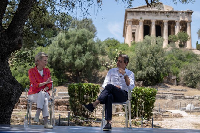 Med državami, ki jih je predsednica evropske komisije Ursula von der Leyen obiskala te dni, je tudi Grčija, kjer se je srečala s premierom Kiriakosom Micotakisom. FOTO: Petros Janakuris/Reuters