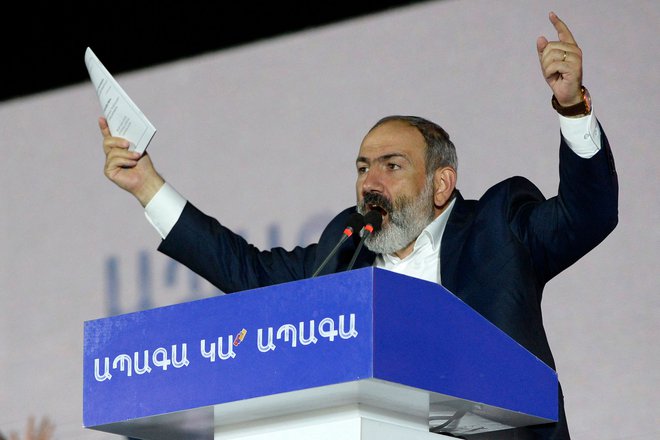 Po izračunih zadnje raziskave bo na volitvah, na katerih se bo jutri pomerilo kar 25 strank in političnih blokov, Pašinjanova stranka zbrala le še 23,8 odstotka glasov. FOTO: Karen Minasyan/AFP