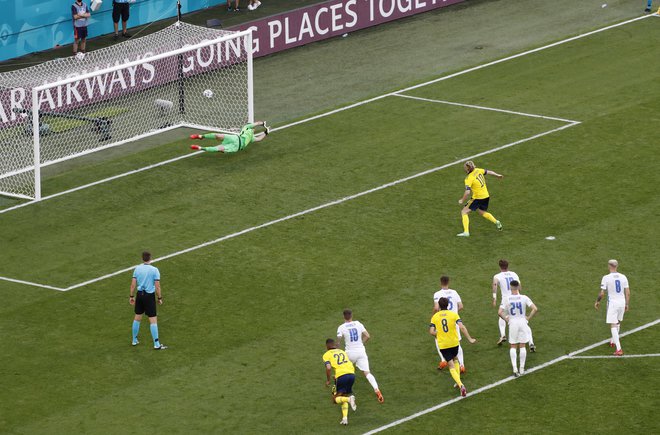 Emil Forsberg je v 77. minuti zapečatil usodo Slovakov. FOTO: Anton Vaganov/Reuters