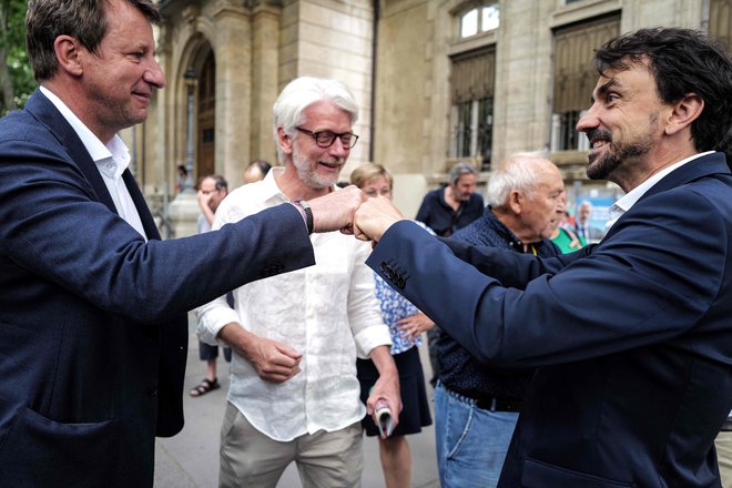 Zeleni evroposlanec Yannick Jadot in zeleni župan Lyona Grégory Doucet med podpiranjem kandidatov iz stranke EELV v regiji Auvergne-Rona-Alpe Foto Olivier Chassignole/AFP