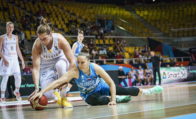 Boj med Kyaro Linskens in Zalo Friškovec ni bil odločilen, Belgija je gladko zmagala. FOTO: FIBA