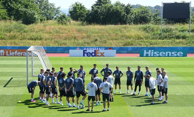 Nemci so po porazu proti Franciji strnili vrste in se za Portugalce pripravljali v svoji bazi v&nbsp;Herzogenauracu. FOTO: Christof Stache/AFP