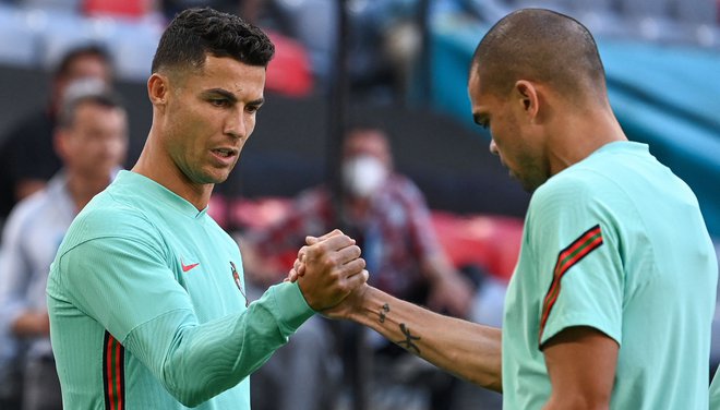 Cristiano Ronaldo in Pepe bosta želela premagati tudi Nemčijo. FOTO:&nbsp;Christof Stache/AFP