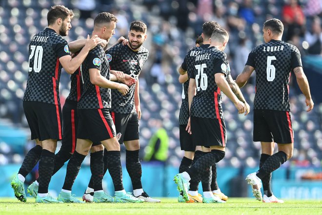 Soigralci čestitajo Ivanu Perišiću (drugi z leve) po izenačujočem golu v Glasgowu. FOTO: Paul Ellis/AFP