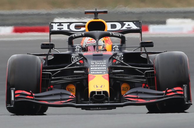 Red Bullov Max Verstappen je v kvalifikacijah ugnal oba mercedesa. FOTO: Yves Herman/Reuters
