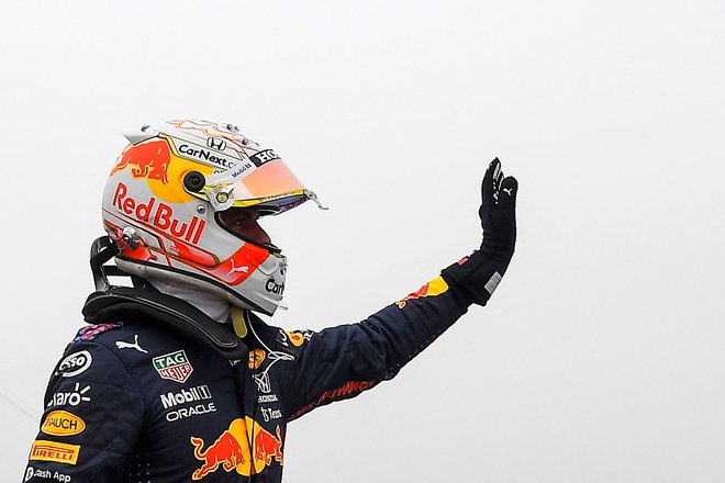 Max Verstappen proslavlja po prihodu v parc fermé na dirkališču v Le Casteletu. FOTO: Nicolas Tucat/AFP