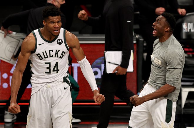 Brata Giannis in Thanasis Antetokounmpo sta se takole veselila preboja v finale vzhodne konference lige NBA. FOTO: Elsa/AFP