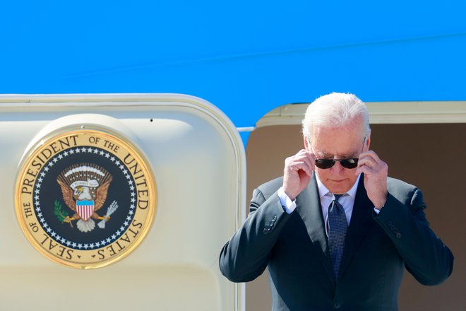 Ameriški predsednik Joe Biden je 8. junija podpisal izvršilni ukaz o zamrznitvi premoženja in prepovedi vstopa v ZDA vsem, ki prispevajo k destabilizaciji prostora v tem delu Evrope. FOTO: Denis Balibouse/Reuters