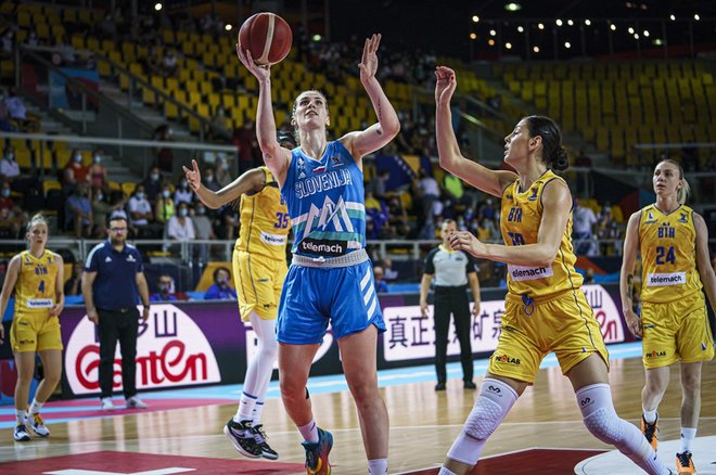 Eva Lisec (z žogo) je bila najučinkovitejša slovenska košarkarica tudi ob pomembni zmagi nad BiH. FOTO: FIBA